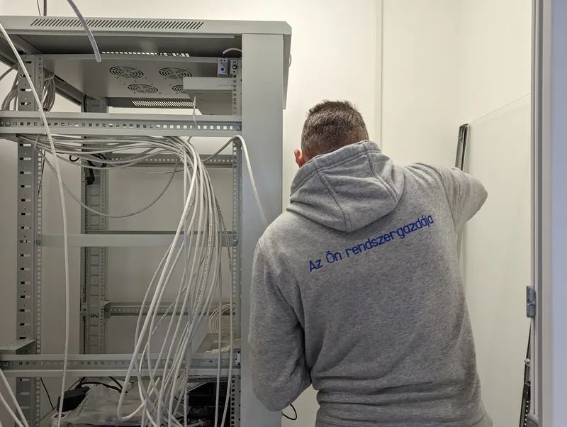 Rack szekrény szerelés munka közben